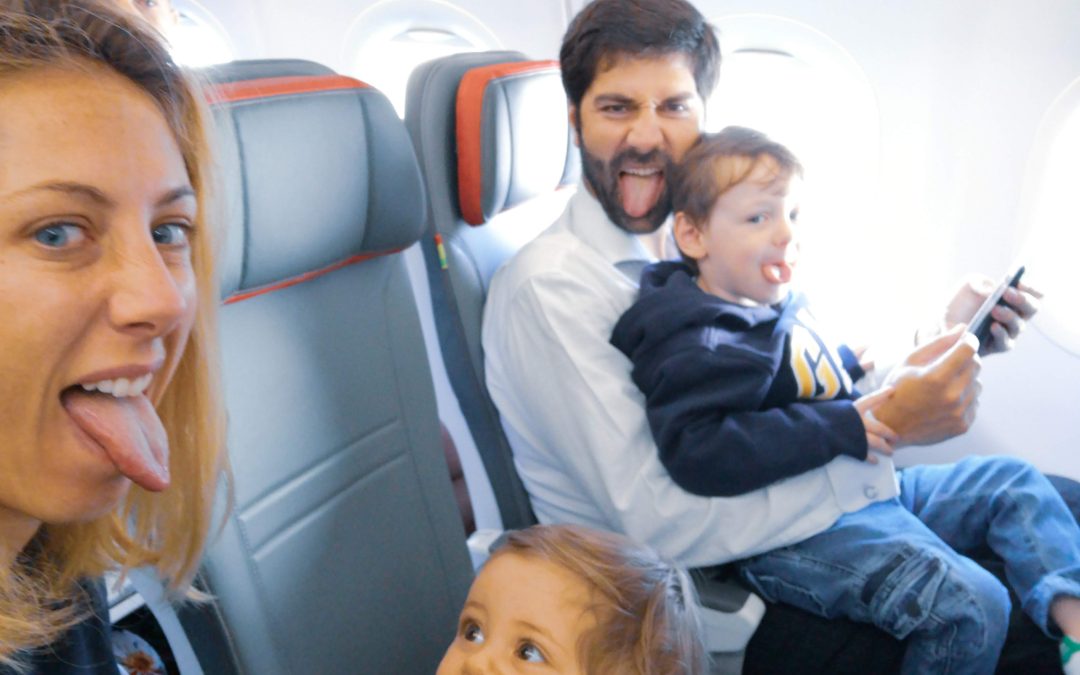 Voar com bebés e crianças – o hack das tarifas e bagagens por companhia aérea